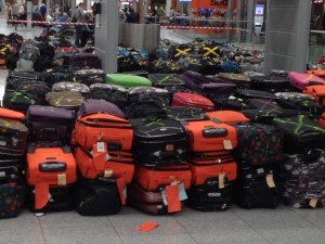 Das Gepäck von Birgit Pammé und Karin HIrsch-Gerdes auf dem Flughafen Düsseldorf zusammen mit vielen anderen Koffern