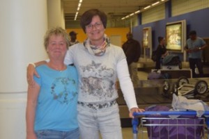 Birgit Pammé und Karin Hirsch-Gerdes stehen Arm in Arm neben ihrem Koffertrolley