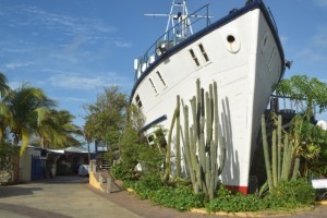 Hotelboot auf dem Trockenen in Willemstaat