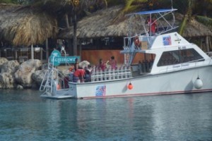 Ein Tauchboot, vollbeladen mit Druckluftflaschen liegt im Hafen