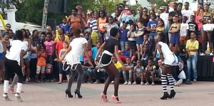 Tanzende Menschen am Flaggentag auf den Straßen von Curaçao