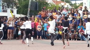 Tanzende Menschen am Flaggentag auf den Straßen von Curaçao