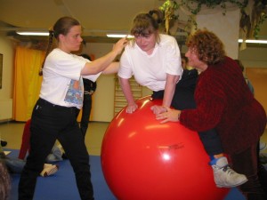 Cordula Schall (li.) und Dorothea Schall (re.) behandeln im Februar 2003 gemeinsam Andrea Hartmann auf dem Großen Therapieball
