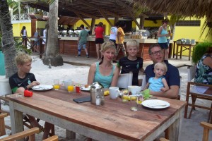 Kursteilnehmerin aus Brasilien mit ihrer Familie sitzen gemeinsam beim Essen am Tisch