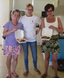 Birgit Pammé, Gabrielle u. Karin Hirsch-Gerdes mit Essen 