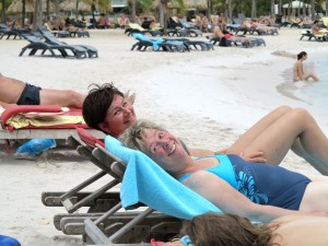 Birgit Pammé und Karin Hirsch-Gerdes am Strand auf Curaçao