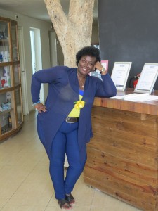 Karin die Rezeptionsdame im den Farben Curaçaos gekleidet