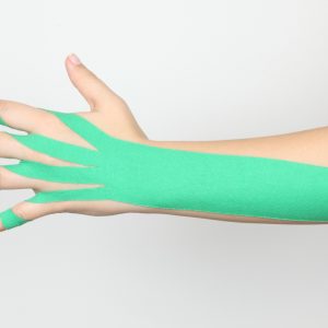 Hand und Unterarm mit Kinesiotape