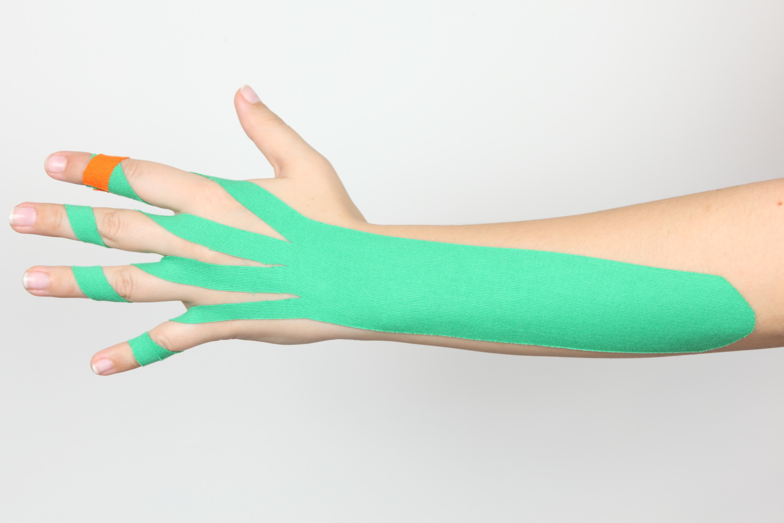 Hand und Unterarm mit Kinesiotape