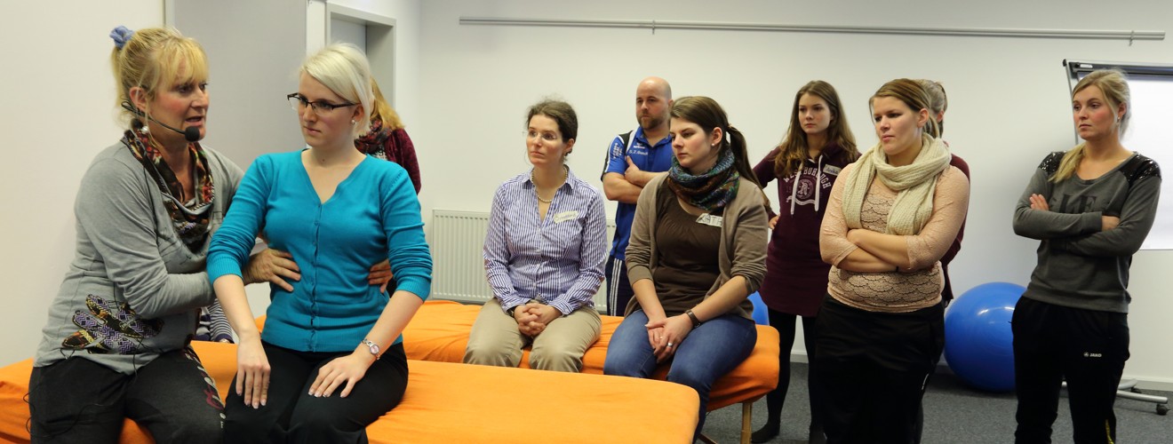 Bobath Normale Bewegung vom 13. - 14.11 2015 mit der Dozentin Jutta Schubert-El Asal und Ihrer Tochter Marie. Demonstration an einer Kursteilnehmerin