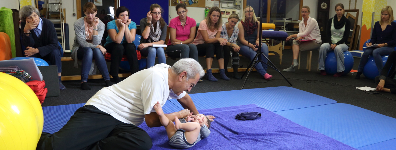 Dr. Juan Brondo behandelt Onno, einen Säugling mit Down-Syndrom im Kurs CCOFS-Basis im September 2015