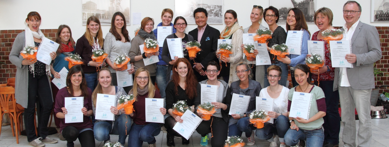 Nach dem Ende des 7. Bausteins ein Gruppenbild mit dem Dozenten Dr. Rosero (mitte hinten)